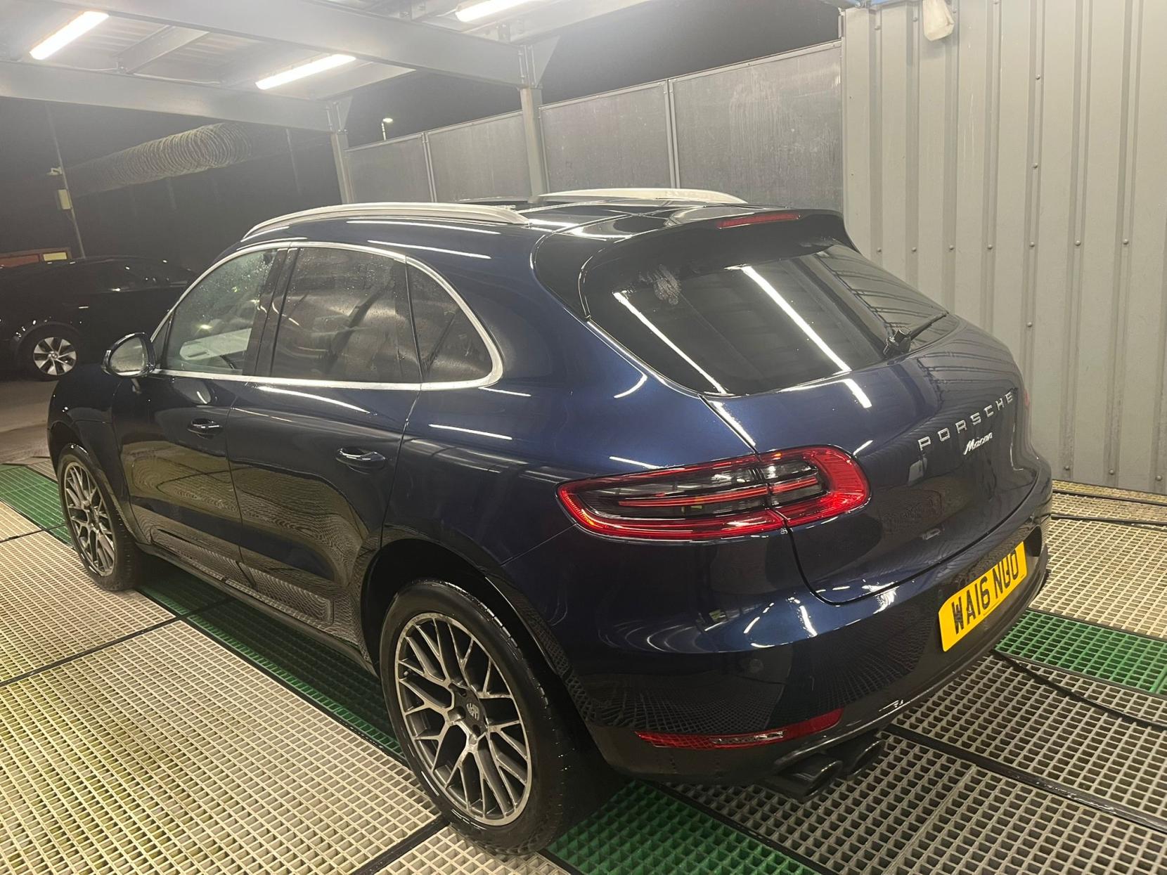 Porsche Macan 2.0T SUV 5dr Petrol PDK 4WD Euro 6 (s/s) (252 ps)