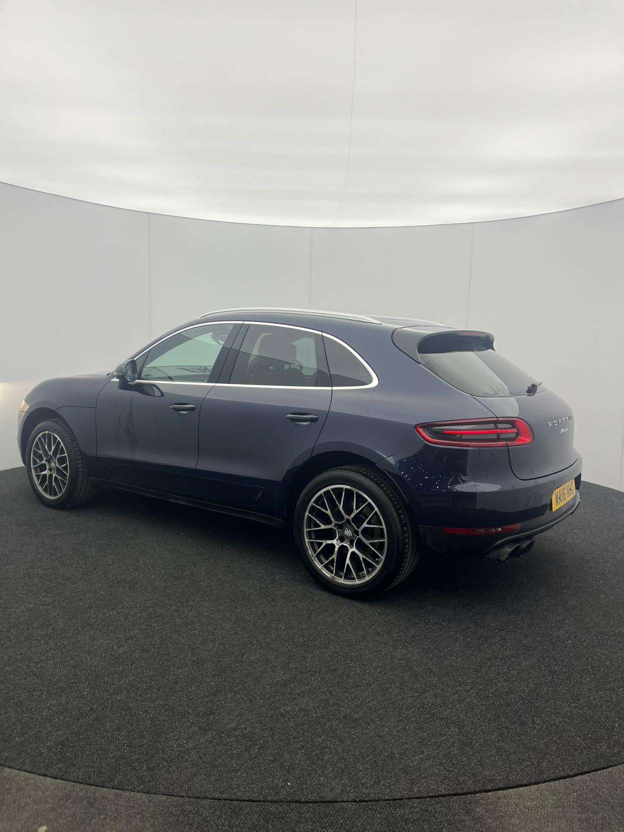 Porsche Macan 2.0T SUV 5dr Petrol PDK 4WD Euro 6 (s/s) (252 ps)